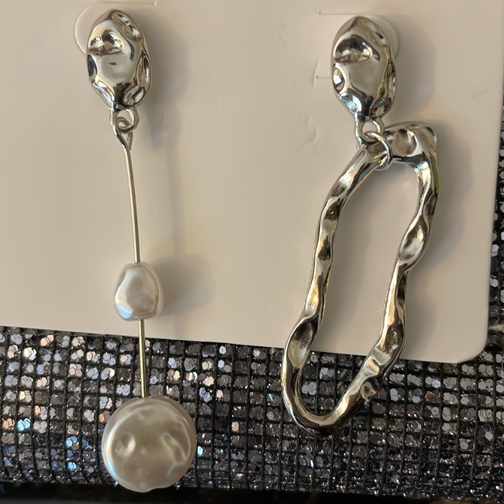 Elegant Asymmetrical Gold and Pearl Drop Earrings - Picture 13 of 16